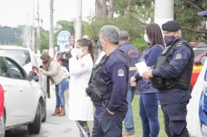 Profissionais da área da saúde, voluntários, acompanharam a ação para evitar aglomerações em  locais de lazer de Pelotas